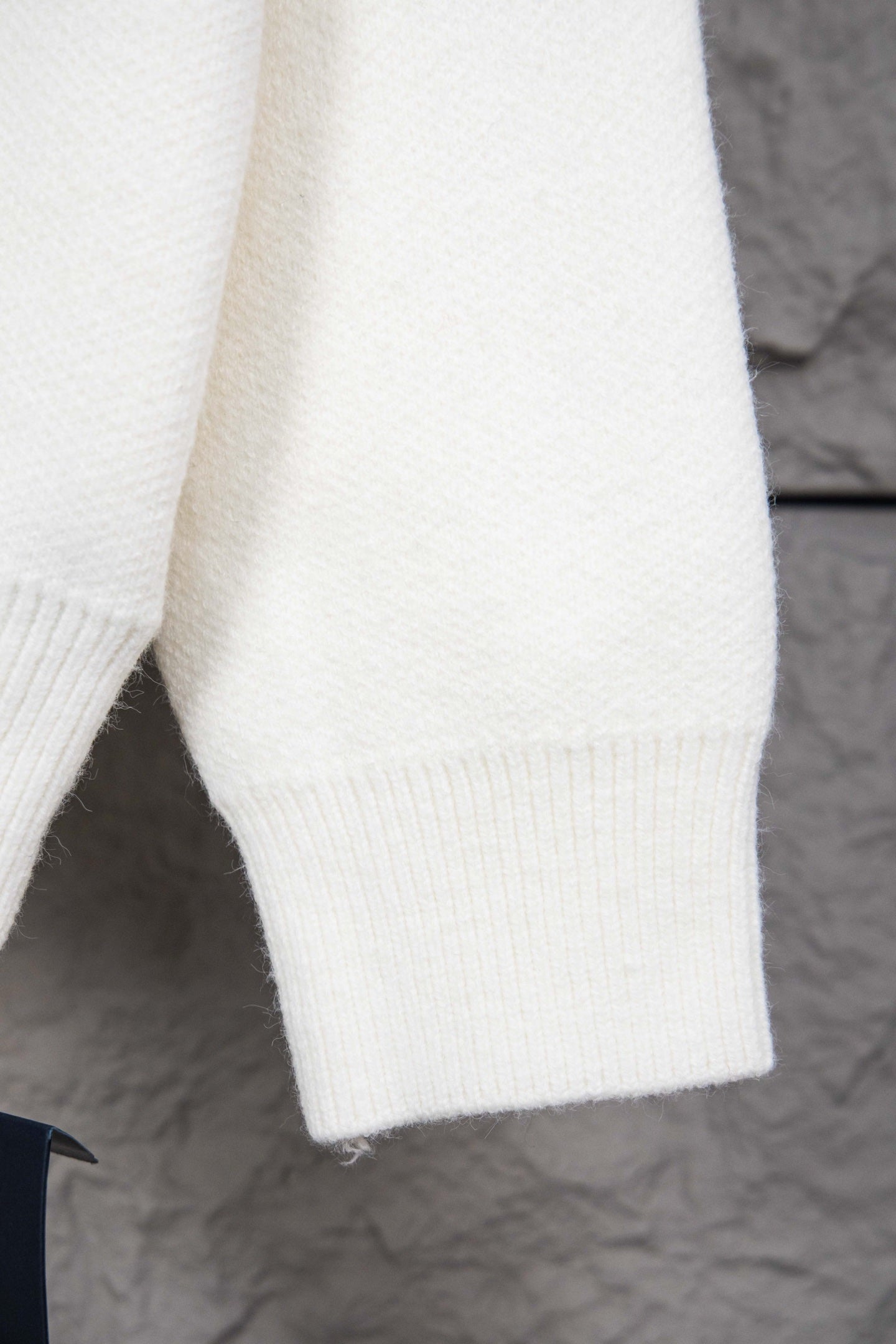 Retro atmosphere round neck autumn and winter loose and lazy feeling thick unisex sweater P195-White